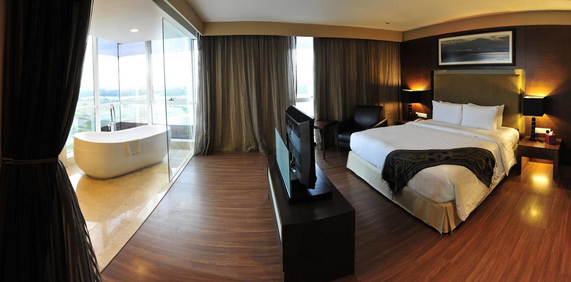Grand Borneo Hotel Kota Kinabalu Zewnętrze zdjęcie